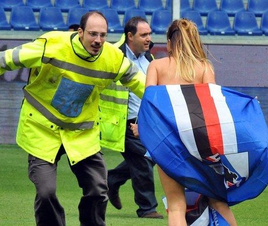 移至双后腰 移至双后腰